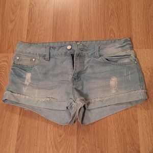 Distressed denim shorts ✨